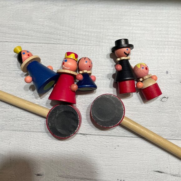 Vintage Magnetic Play Theatre Set With Wooden Figures & Pieces - Picture 2 of 10